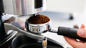 Jak zmielić odpowiednio kawę? Dowiesz się z tego artykułu!