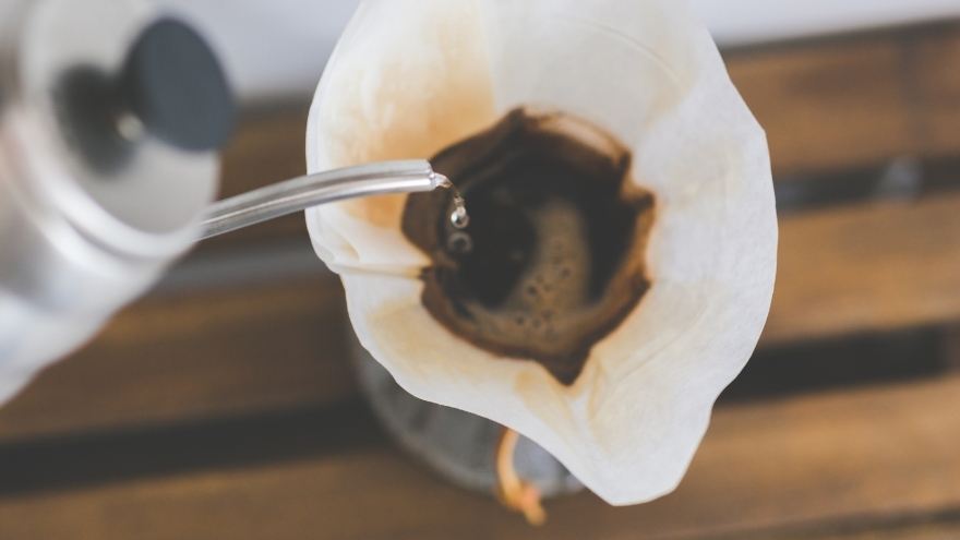 Barista zalewa wodą chemex z fitrem papierowym